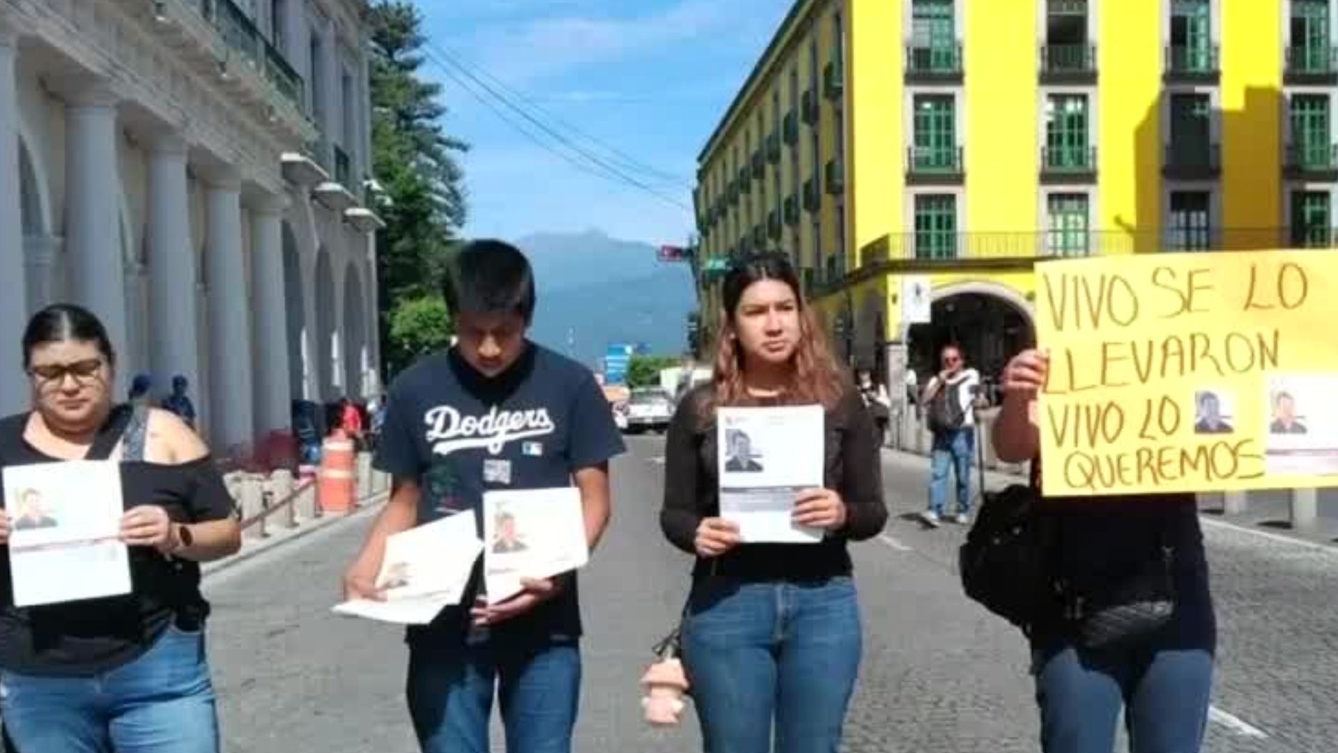 Familiares de joven desaparecido bloquean el centro de Xalapa, Veracruz; exigen su localización