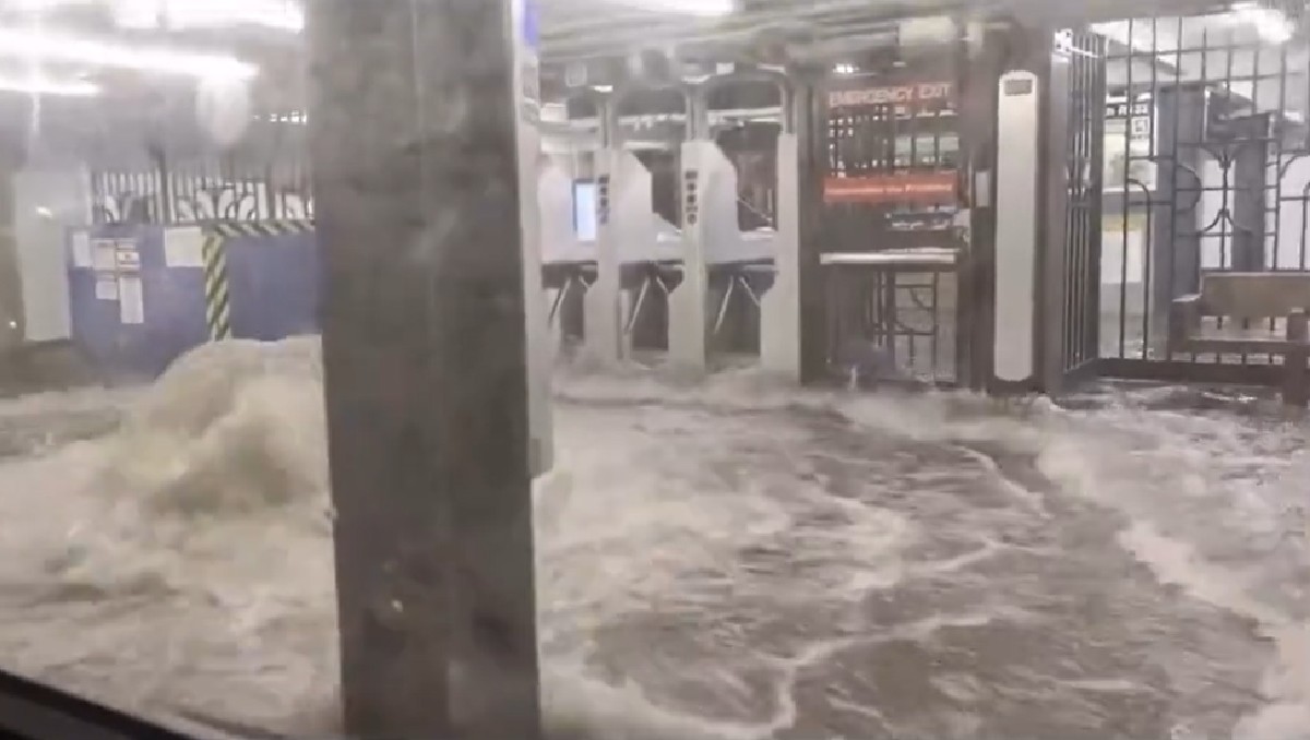 El metro de Nueva York presentó retrasos por inundaciones. | Especial