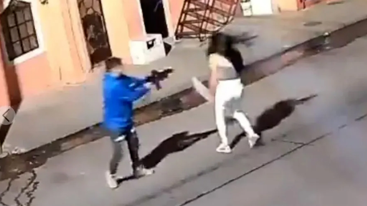 Mujer es asesinada con fusil en plena calle de Guadalajara; su expareja es el principal sospechoso