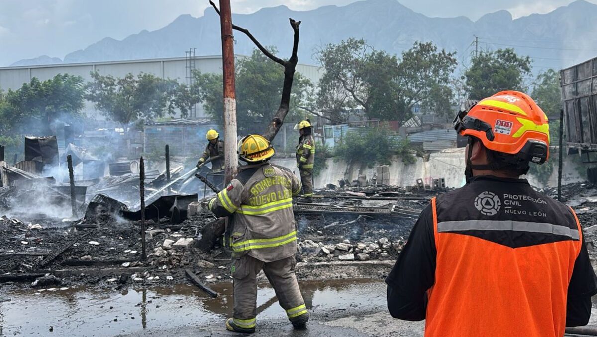Protección Civil y Bomberos arribaron al lugar para controlar el fuego. | Ángel Mercado.