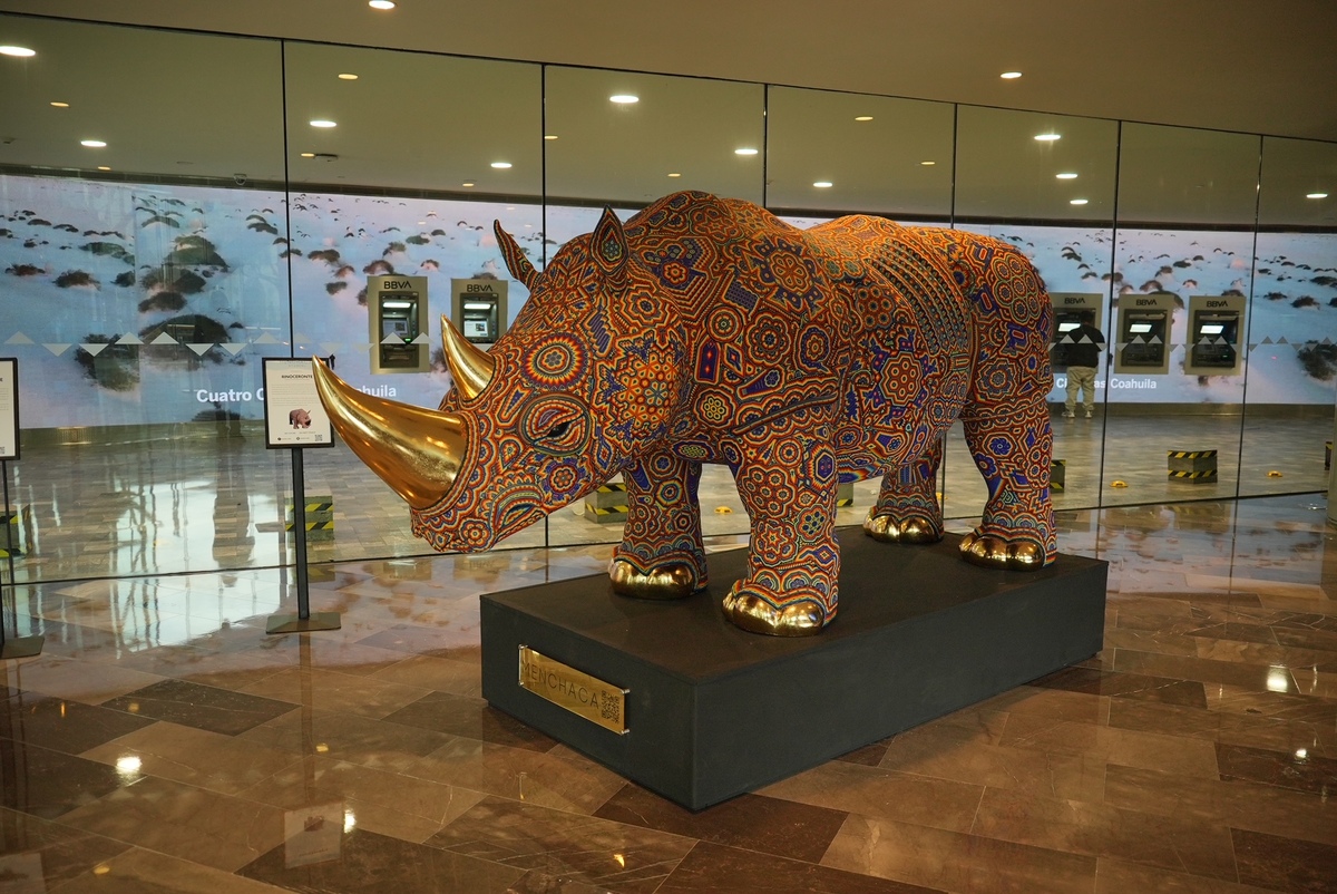 'El rinoceronte, cuerno brillante' es una obra monumental creada por más de 50 artesanos. (Cortesía: BBVA México)