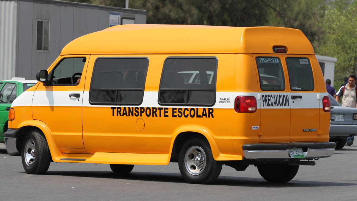 El secretario de Educación, Juan Paura, anunció que contemplaría transporte escolar obligatorio para colegios. Foto: Milenio