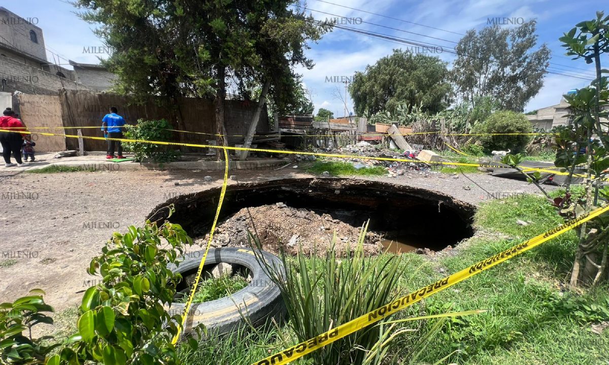 El socavón en la colonia San Isidro mide aproximadamente 10 metros de diámetro. Foto: (Especial)