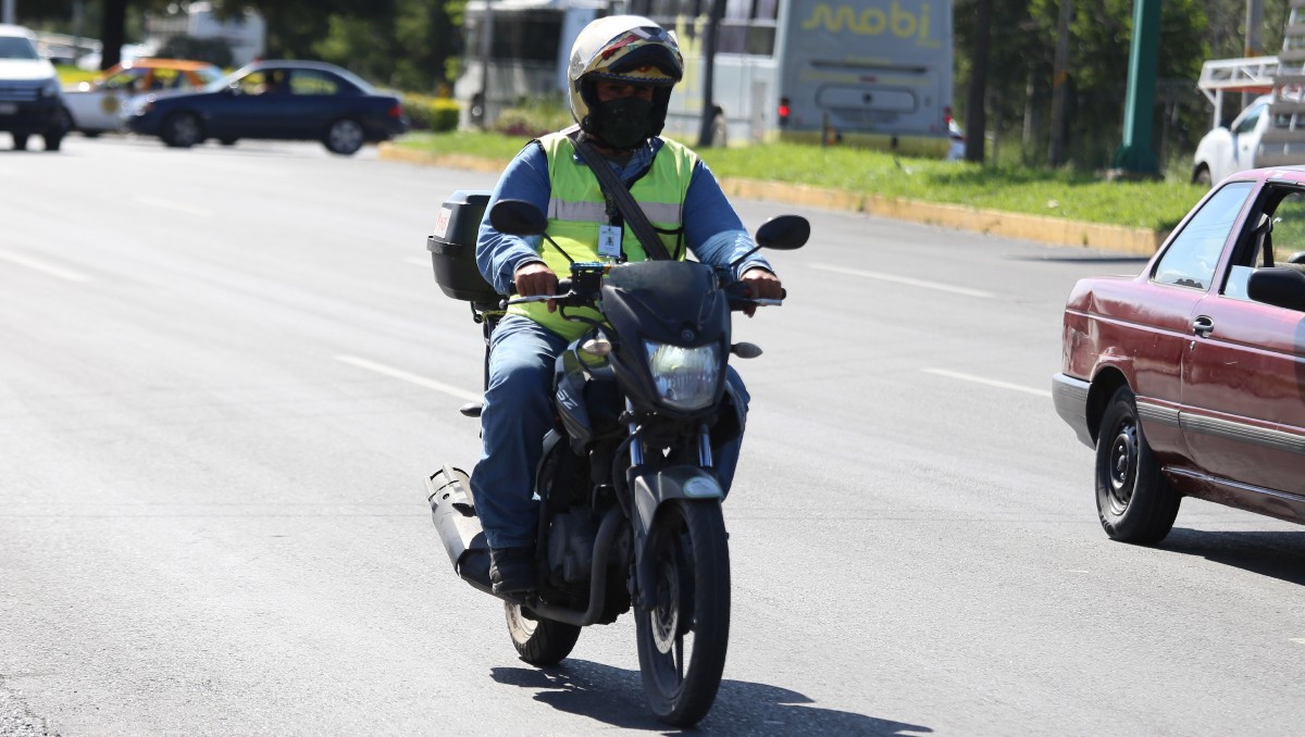 Entre las solicitudes se encuentra que los motociclistas cuenten con equipo de seguridad y respeten las vialidades. Foto: Jorge López