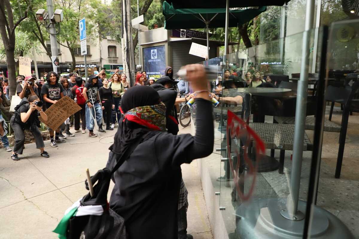 Sucursal de Starbucks vandalizada en protesta contra gentrificación.