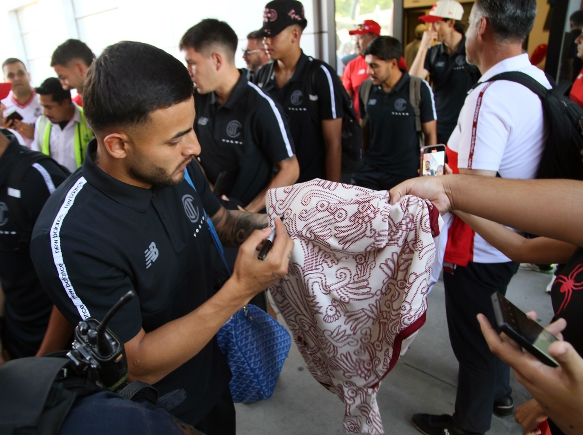 El actual monarca del futbol mexicano fue recibido por un numeroso grupo de aficionados, tanto en el aeropuerto como en el hotel y a su arribo.