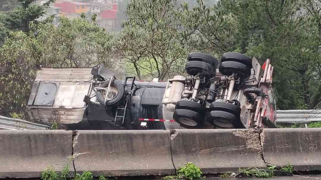 Elementos de la Guardia Nacional abanderan el pesado vehículo para evitar otro accidente.(Foto: Jorge Becerril)