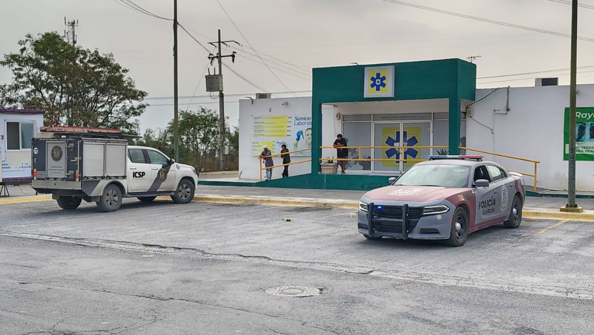 El hombre presentó golpes visibles en ambas rodillas, la mano y mejilla izquierda | Foto: Agustín Martínez