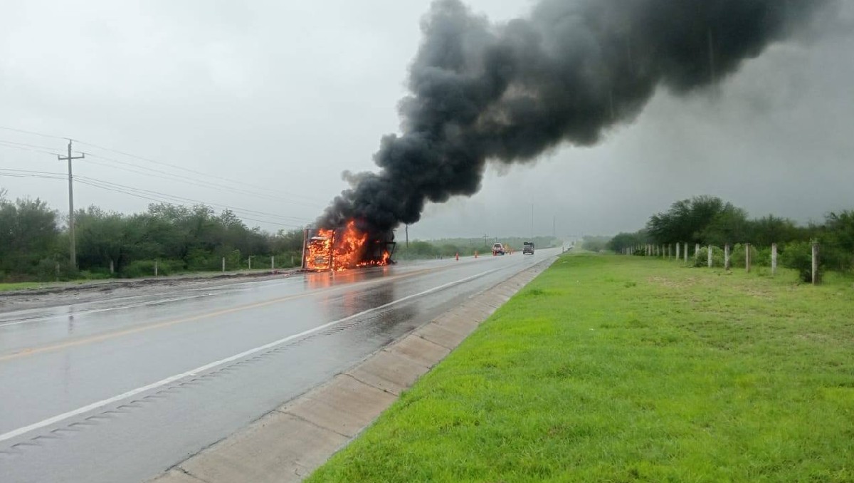 Incendio de tractocamión en Llera, Tamaulipas. (SSP)