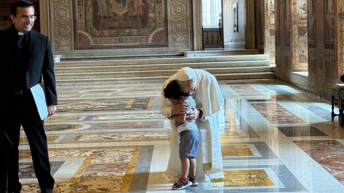 El pequeño niño vivaz y curioso, había permanecido inquieto durante la espera. |Especial