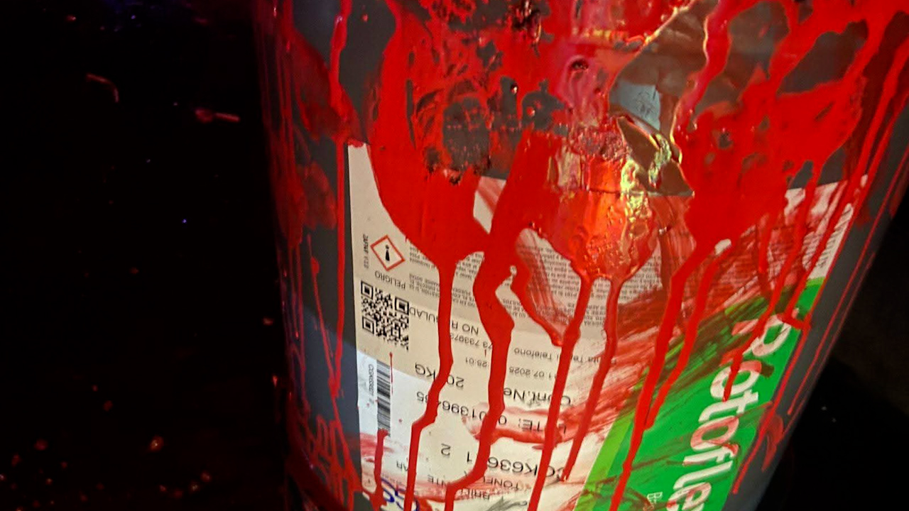 Río se tiñe de rojo tras volcadura de camión con pintura en Hidalgo