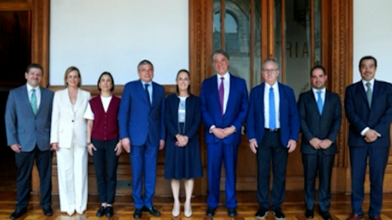 Sheinbaum recibe al director ejecutivo de Baker Hughes en Palacio Nacional