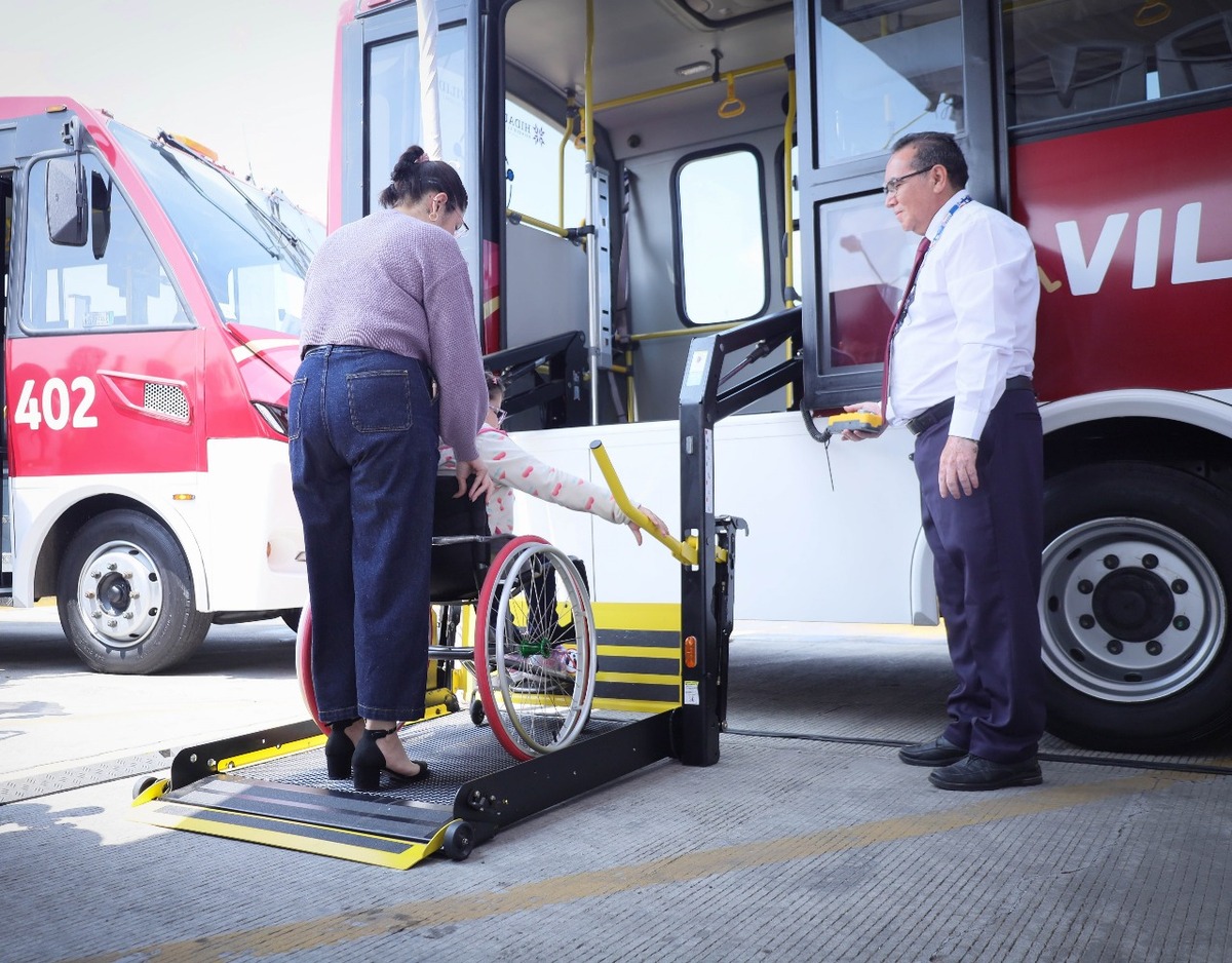Los nuevos vehículos están equipados con elevador para silla de ruedas. (Cortesía)