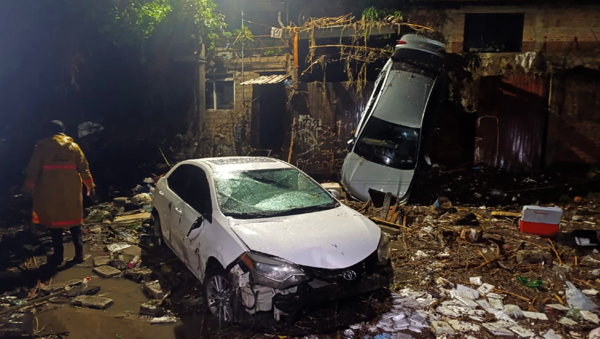 El agua arrastró a varios autos en calles de Zapopan y así quedaron hoy miércoles 16 de julio (Vicente Torres Alfaro)