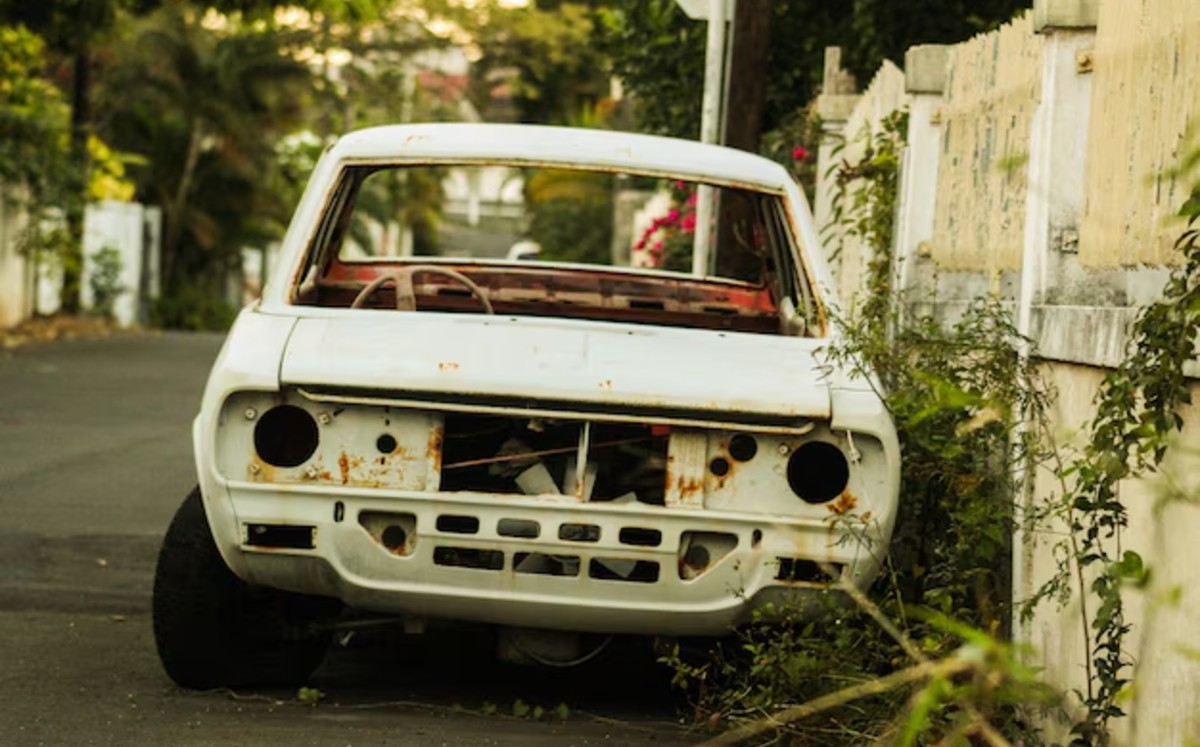 Las autoridades de Tránsito están facultadas para retirar carros abandonados al lote oficial. | Freepik