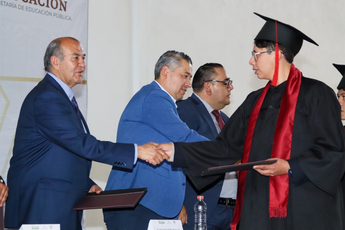 Entrega de certificados a egresados del COBAEH Zempoala generación 2022–2025.