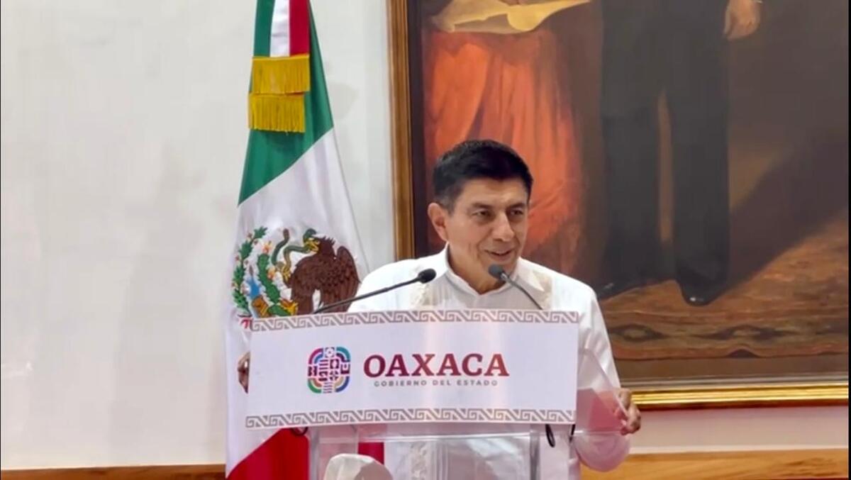Gobernador Salomón Jara durante el anuncio de la revocación de mandato en Oaxaca | Especial