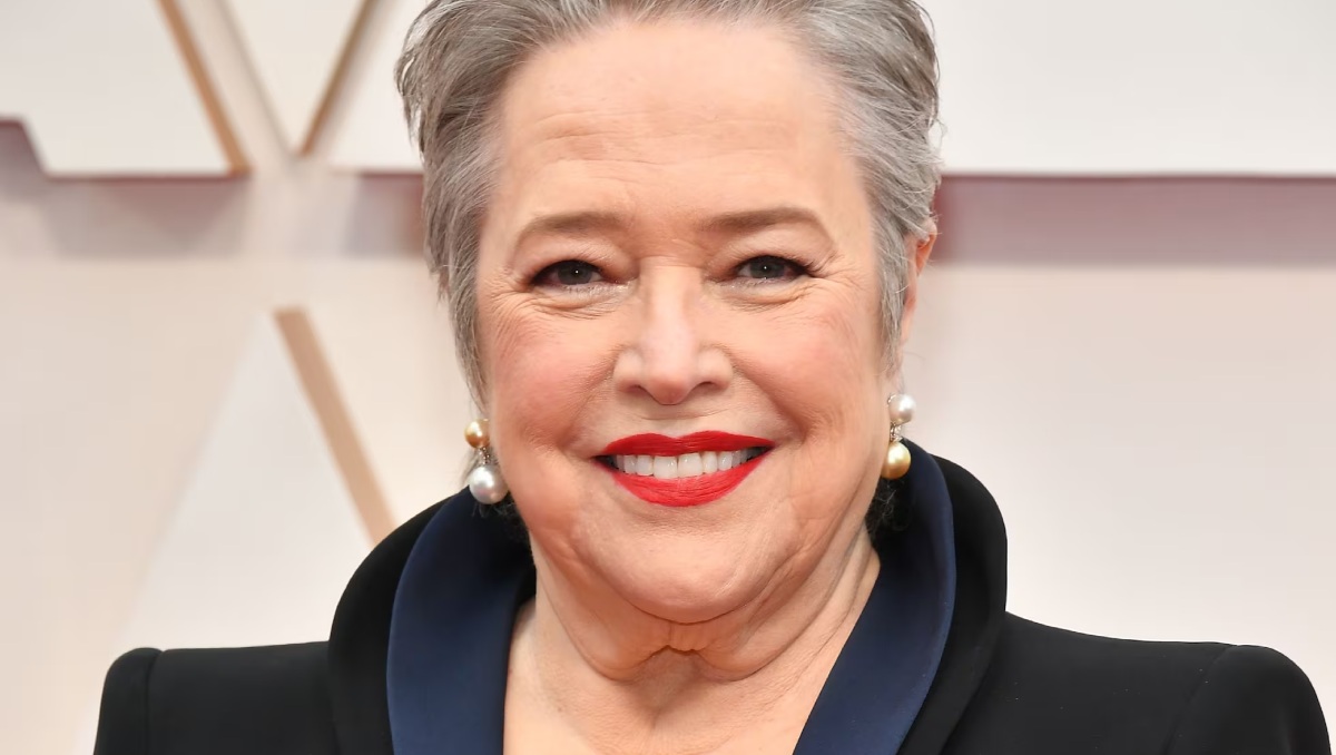 Kathy Bates, quien a sus 77 años sigue cosechando logros y rompiendo récords en la industria televisiva.