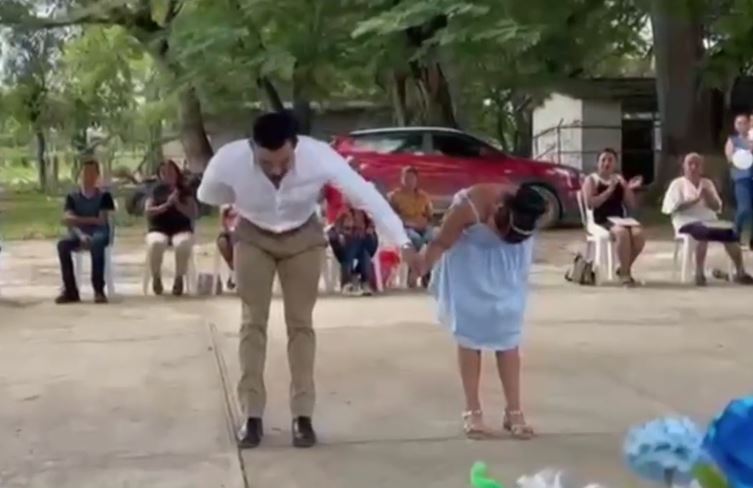 Maestro baila vals con su alumna egresada. (Captura)