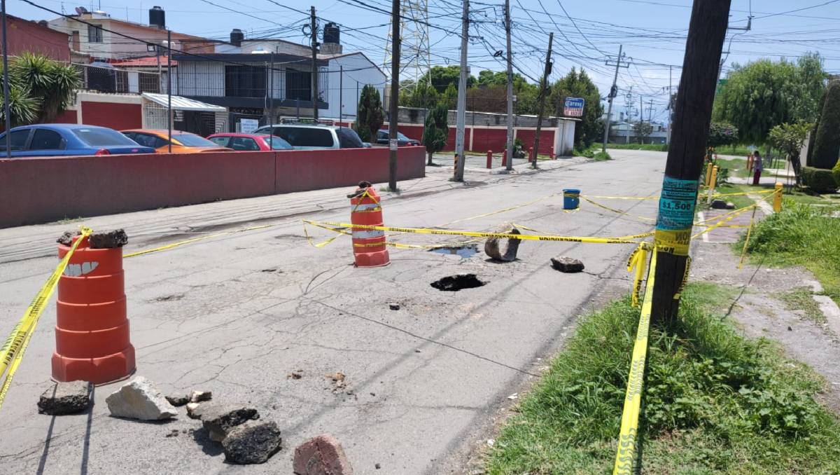 La oquedad, de aproximadamente metro y medio de profundidad, se localiza sobre la Prolongación Onimex. | Foto: Juan Carlos Gutiérrez