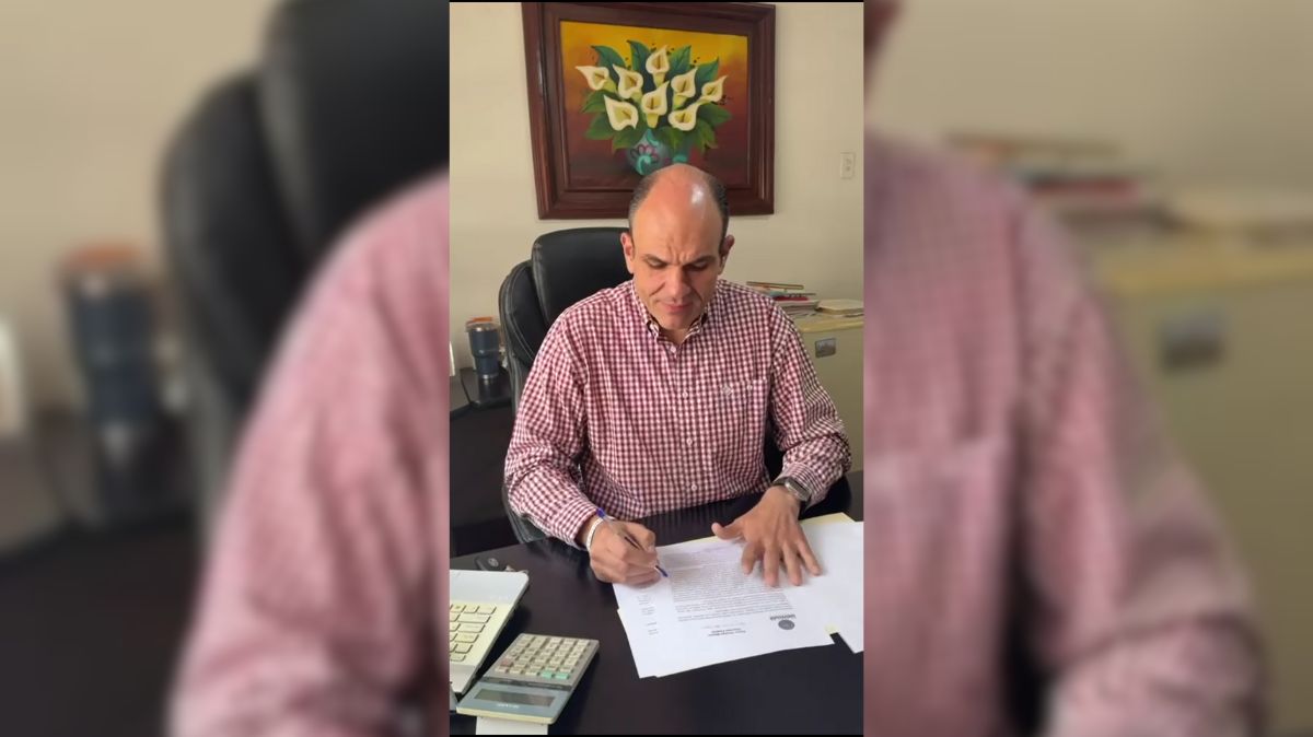 En un video de menos de dos minutos, el diputado firma el punto de acuerdo que será presentado por la mesa directiva.| Especial