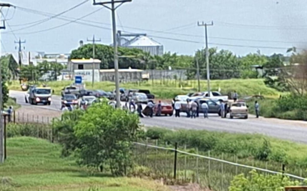 Agricultores bloquean carretera Matamoros-Victoria hoy 17 julio