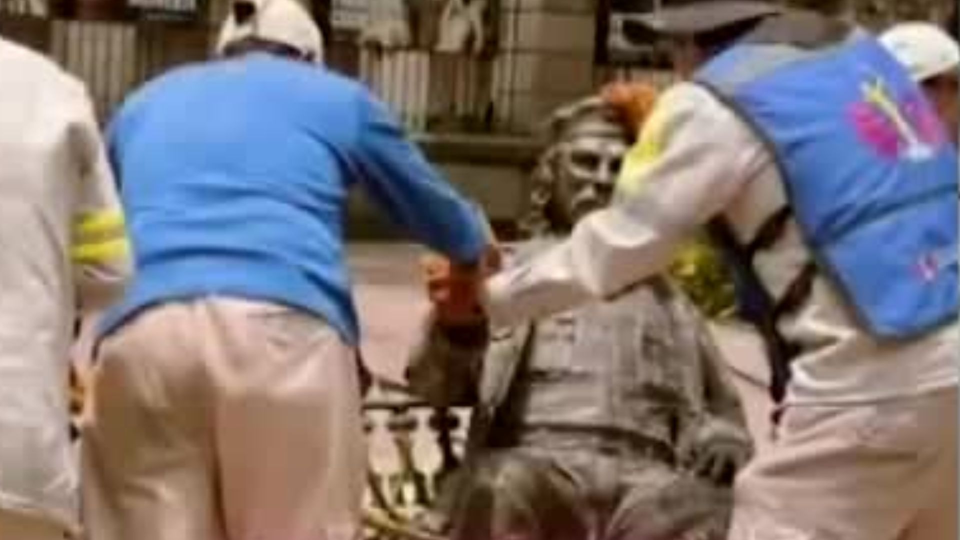 Alessandra Rojo de la Vega retira las estatuas de Fidel Castro y del Che Guevara