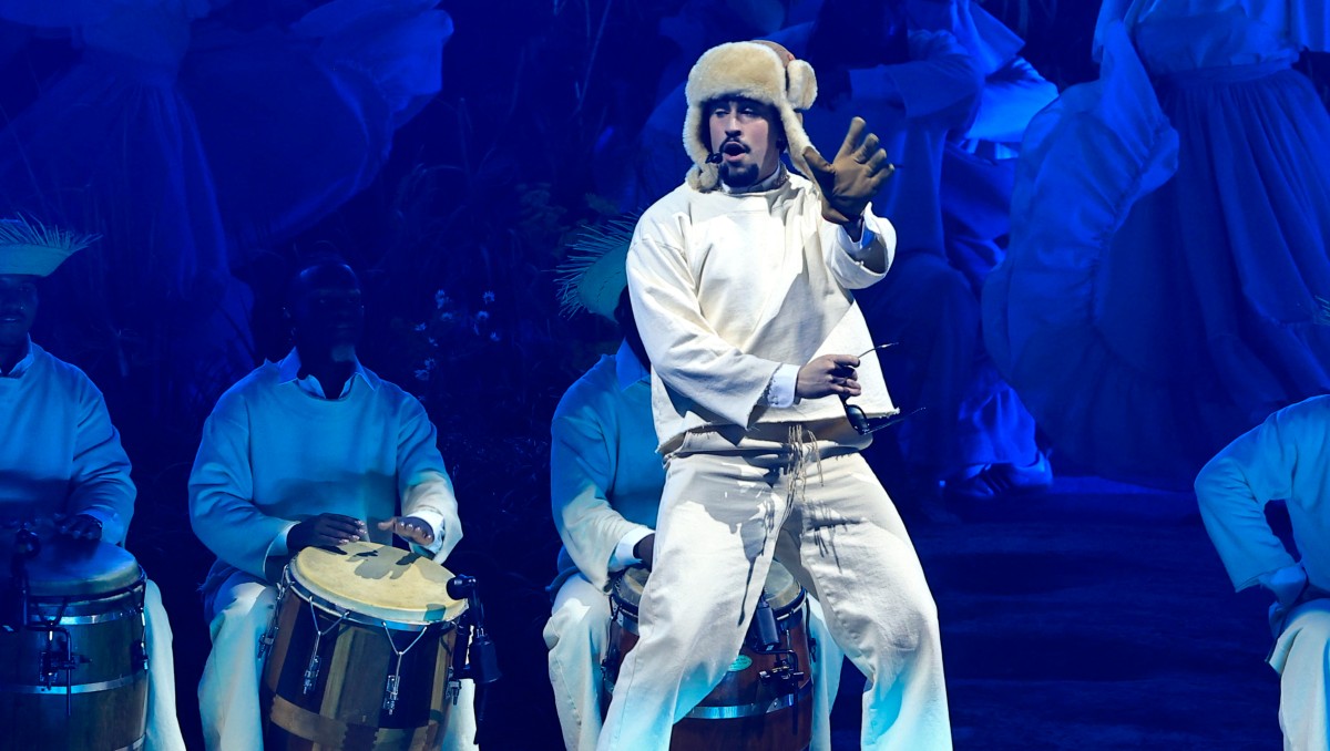 Bad Bunny sube gallinas al escenario en su nuev gira | EFE