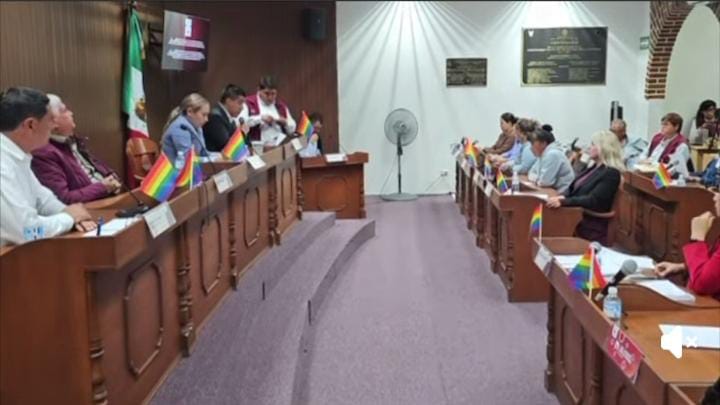 Con 17 votos a favor se aprobó su cancelación inmediata.