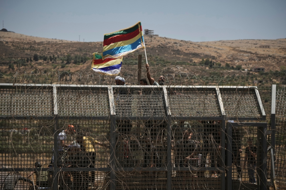 Drusos sirios protestan cerca de la frontera sirio-israelí, vistos desde la localidad de Majdal Shams en la región controlada por Israel. |AP
