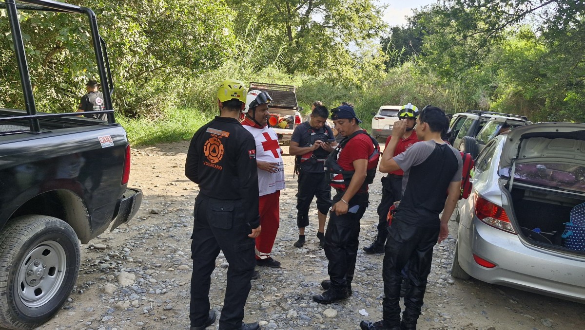 En el lugar se encuentran unidades  de Protección Civil de Nuevo León y municipales, y personal de la Cruz Roja.  Foto: Especial
