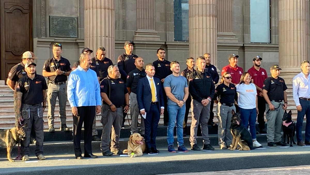 El gobernador de Nuevo León recibió a los rescatistas y el equipo canino que regresaron de Texas. Foto: Roberto Alanís