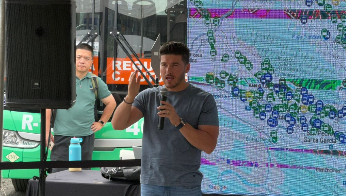 El gobernador Samuel García estuvo en la entrega de nuevos camiones y anunció la reestructuración de la Ruta 185. / Foto: Sandra González