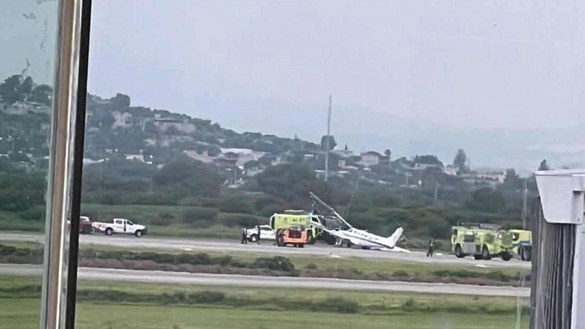 Suspenden vuelos en aeropuerto de Querétaro por aterrizaje emergente de avioneta