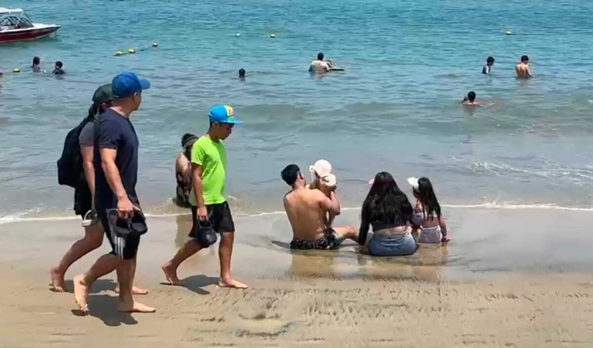 Bañiistas en playa de Acapulco. | Especial