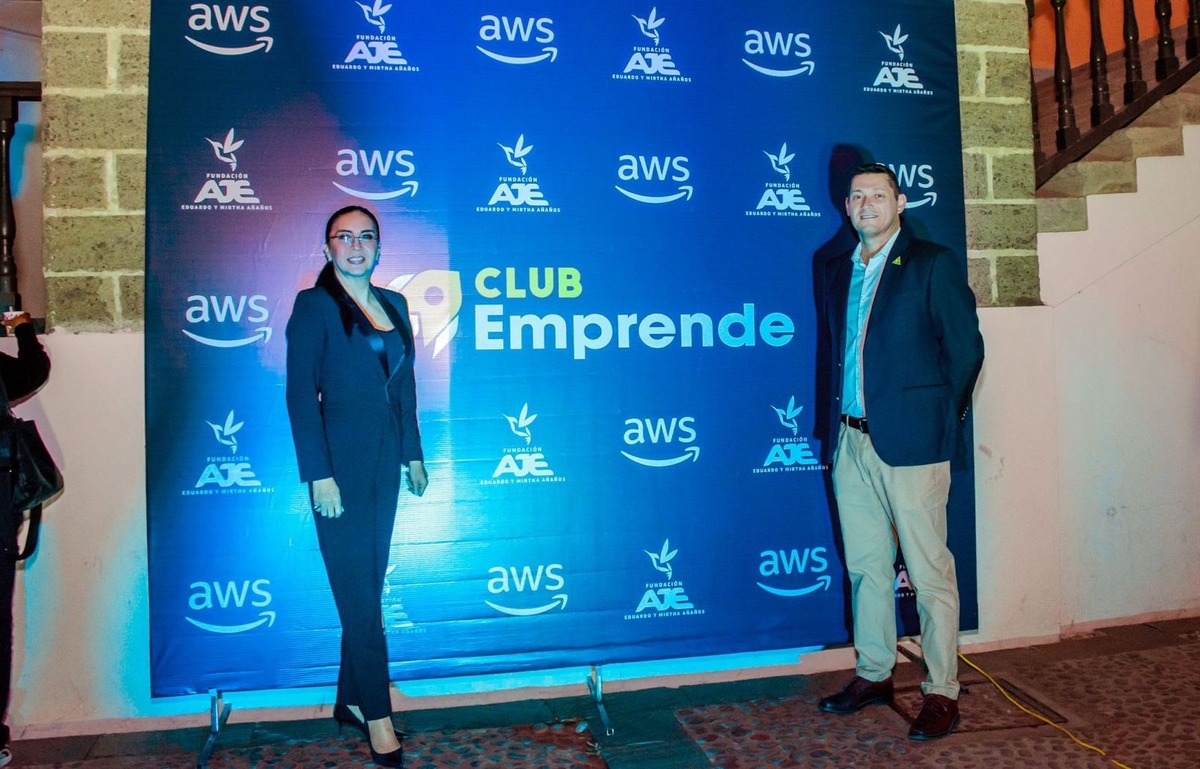 Club Emprende ofrece recursos clave como guías prácticas sobre cómo iniciar un negocio. | Especial