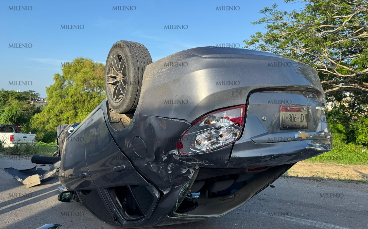 El coche fue impactado por un tráiler.