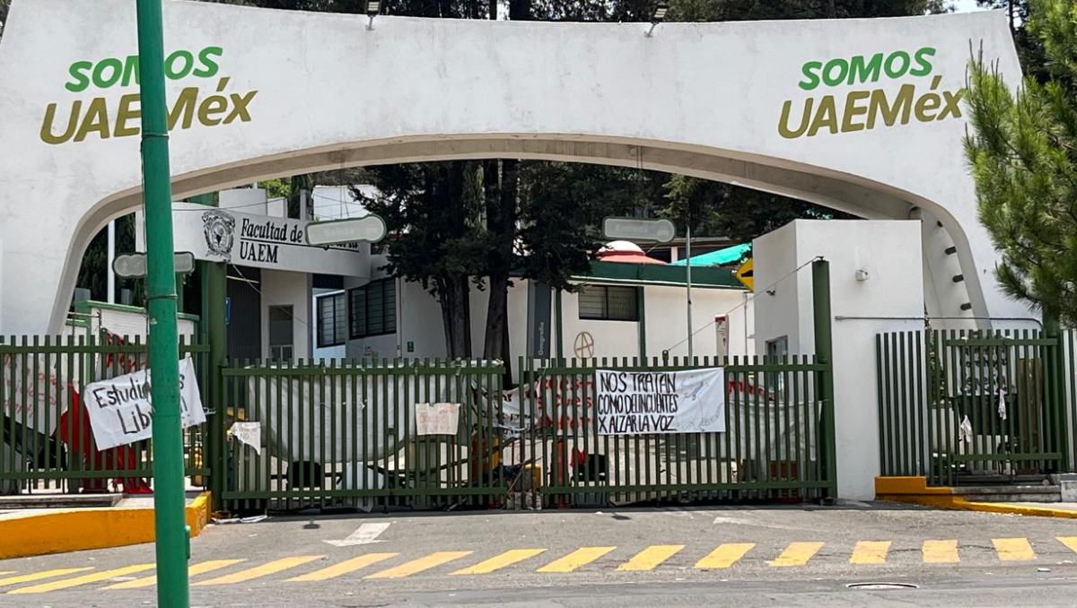 Estudiantes cerraron ambos sentidos de Vicente Guerrero al no obtener respuesta a sus exigencias.| Especial