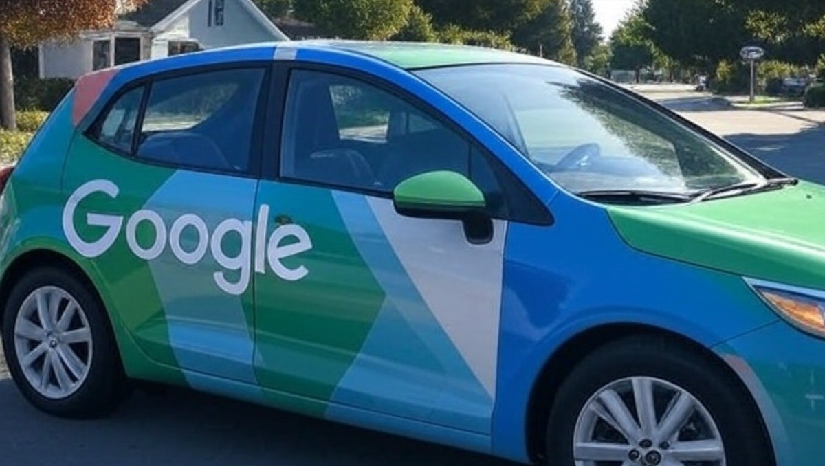 Google capta a un hombre desnudo y ahora deberá pagarle indemnización. | Imagen IA de referencia