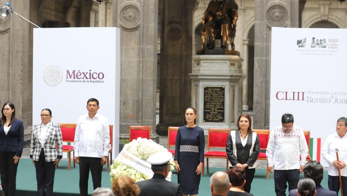 La historiadora Tamara Aranda Ramos (primera de izquierda a derecha) exaltó que Juárez impulsó la libertad de la ciudadanía. | Foto: Jorge Carballo