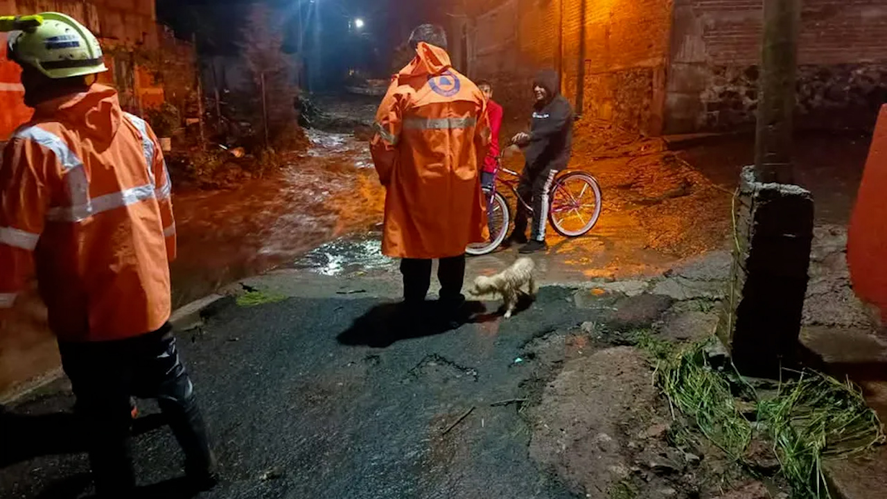 Lluvias en Michoacán dejan 15 casas dañadas y autos arrastrados en dos municipios