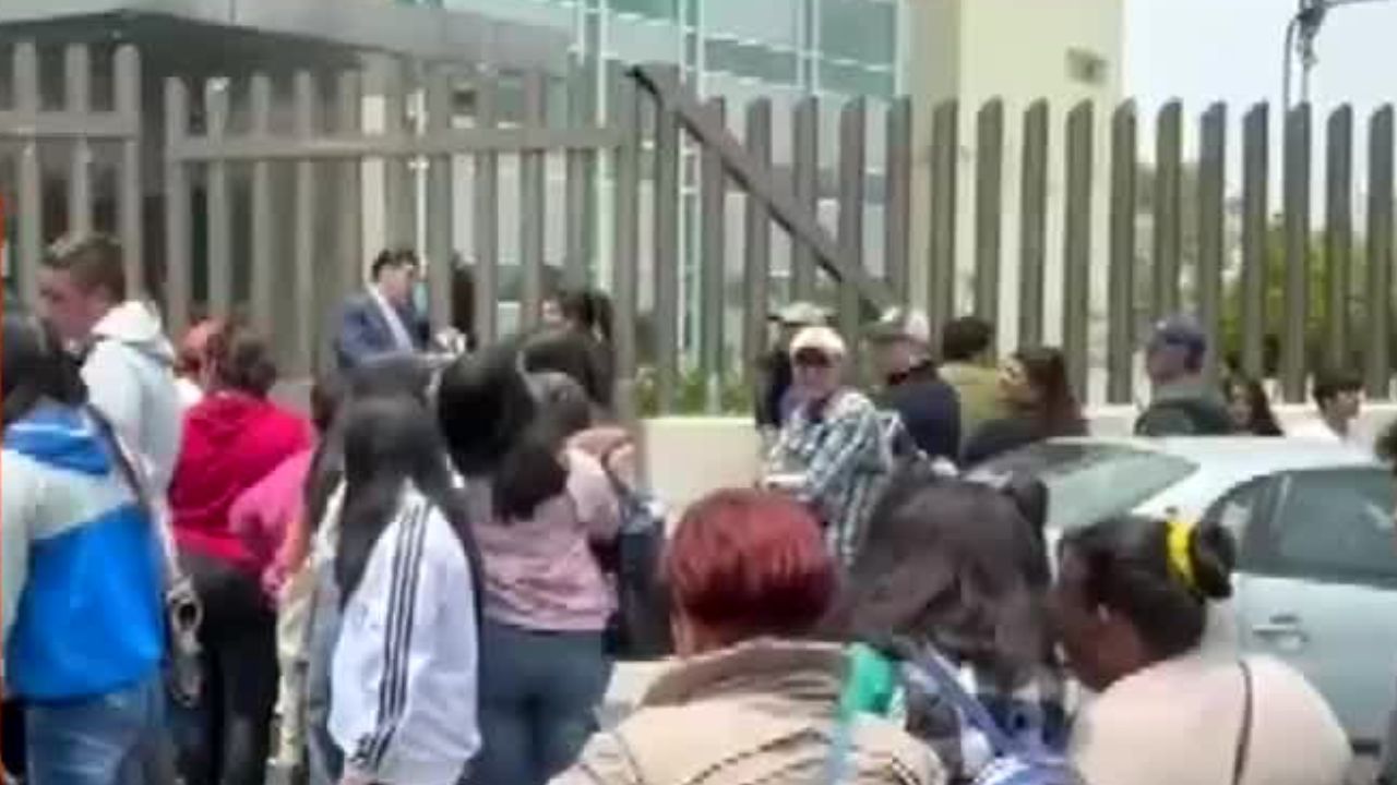 Manifestantes exigen la liberación de una maestra recluida en el penal de Barrientos