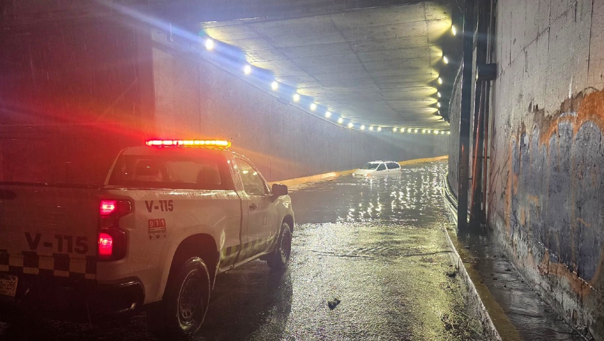 Patrulla cierra el paso por inundación en túnel en Guadalajara (X)