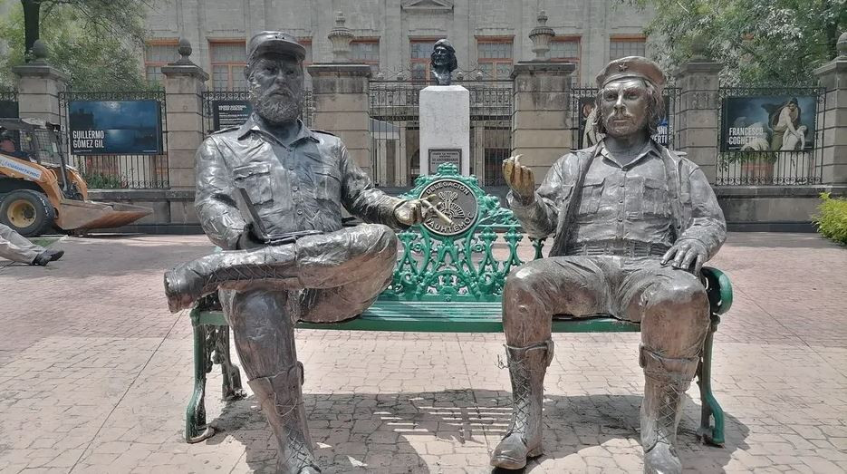 Retiran esculturas del 'Ché' Guevara y Fidel Castro en la Cuauhtémoc por esta razón