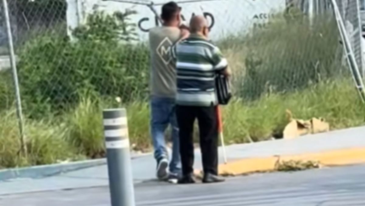Tomó al adulto mayor del brazo y lo acompañó hasta la banqueta | Foto: Especial