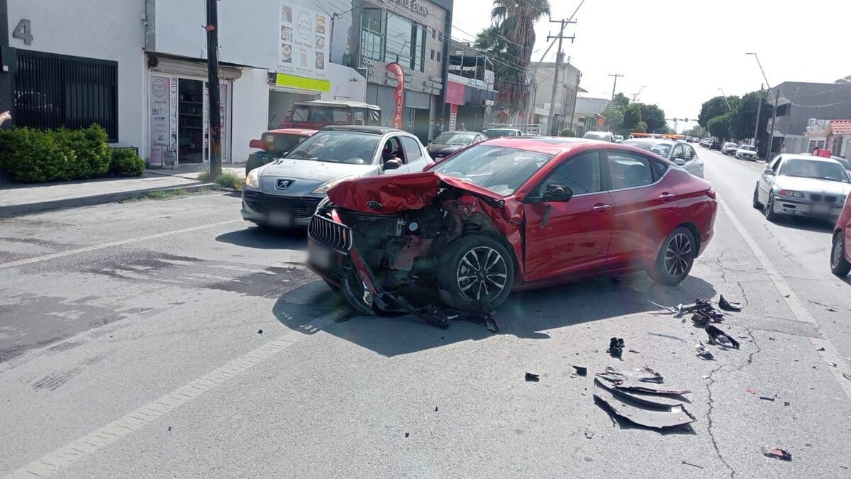 En Torreón, conductor dormita y choca contra varios autos estacionados. (Milenio Policía)