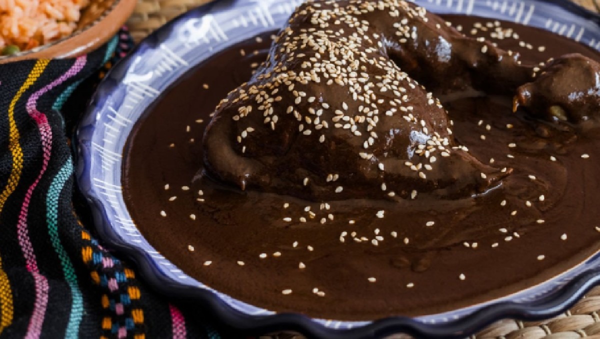 Visita la Feria del Mole y disfruta de la gastronomía típica.