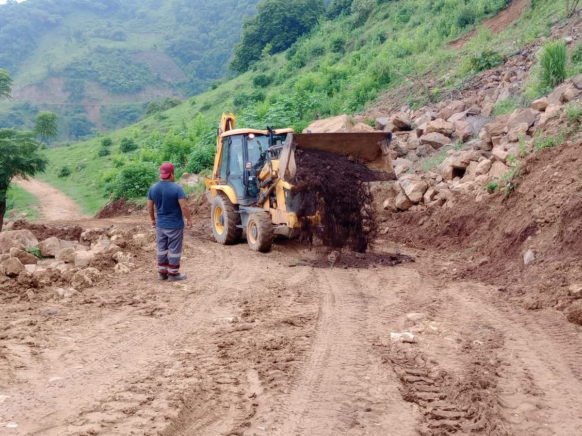 Atienden diversos derrumbes en carreteras de Hidalgo. (Cortesía)