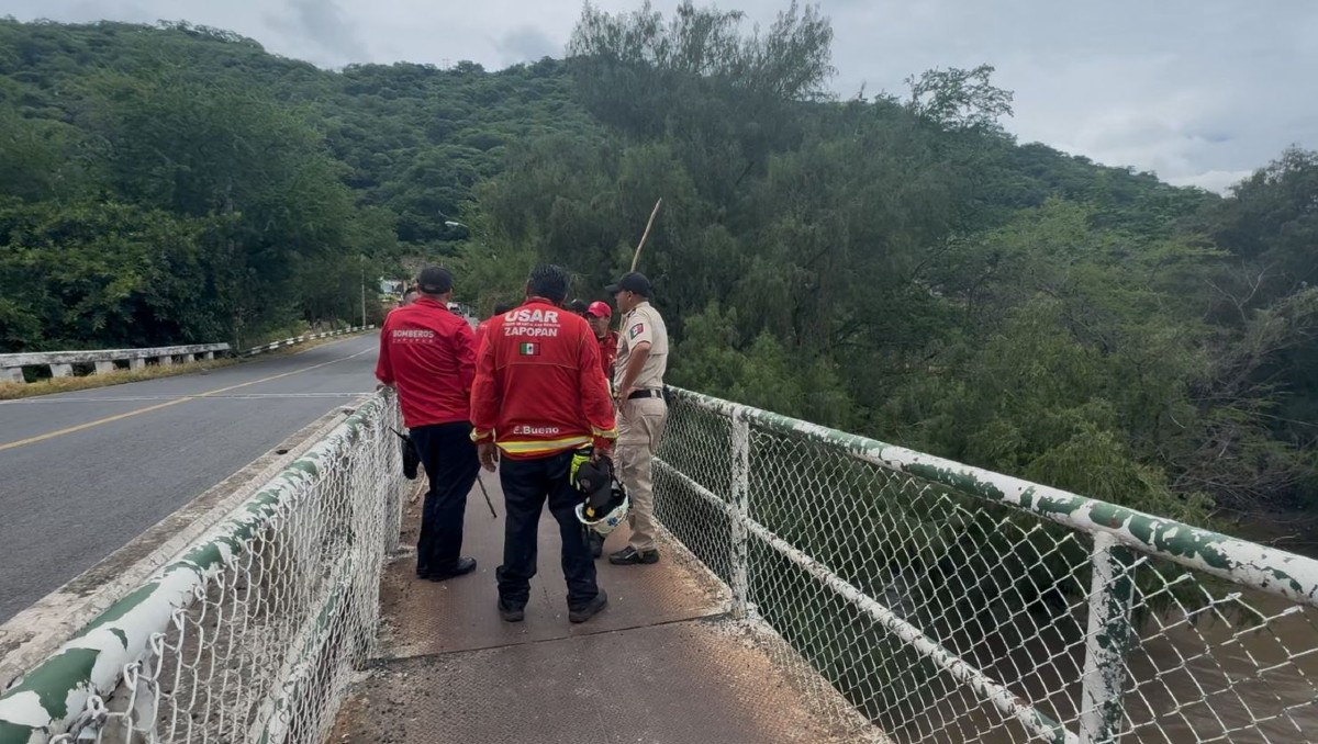 Bomberos de Zapopan encabezan la búsqueda de Vanessa Espino (Alan Castellanos)