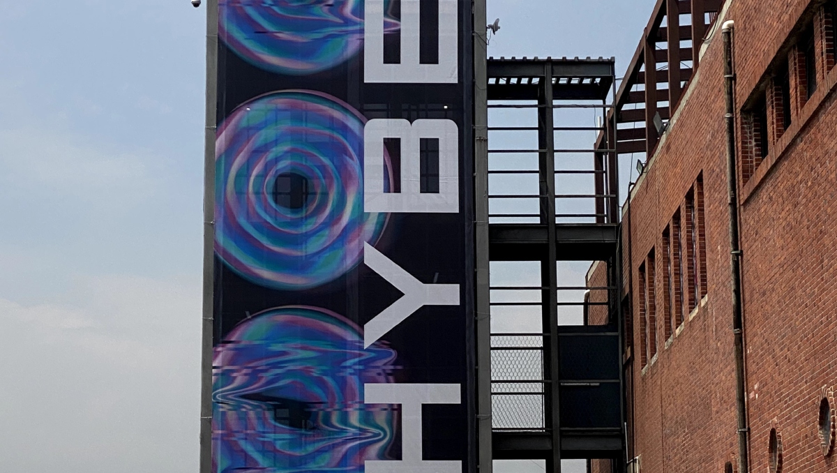 HYBE Insight, el punto de partida para una experiencia inmersiva dedicada a los fans. El edificio se alza como un santuario. ⏐Natalie González